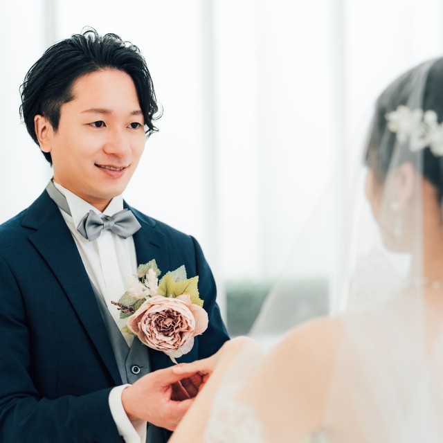 新婦に指輪をはめる新郎