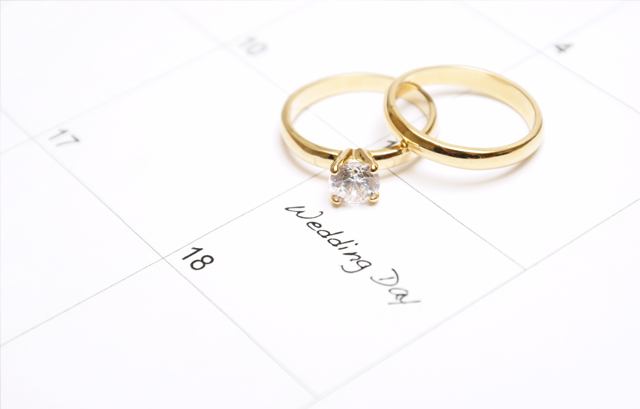 結婚式の日が書かれたカレンダーと指輪