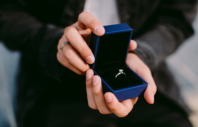 婚約指輪を持つ男性