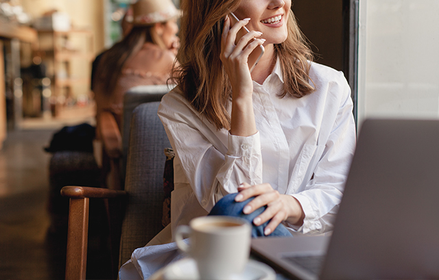 電話で確認する様子