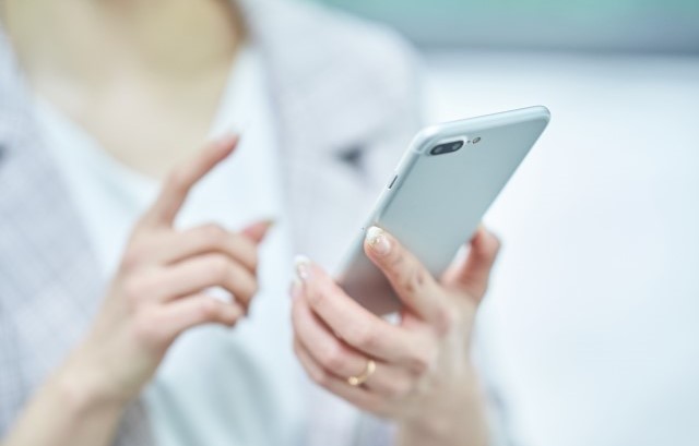 スマホを持つ人