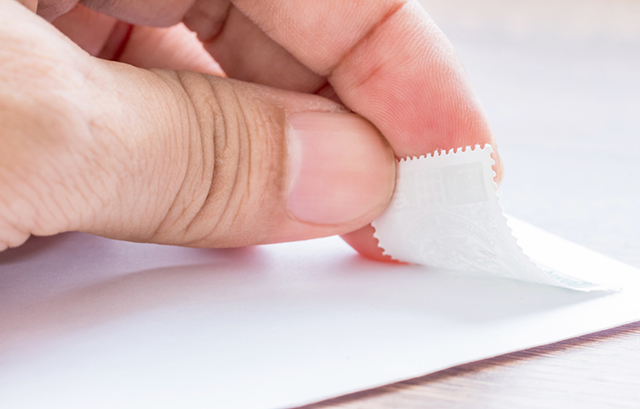 切手を貼る様子