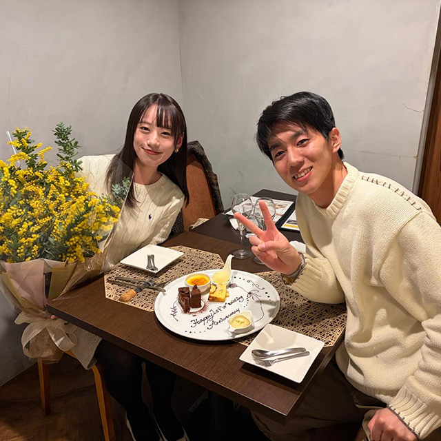 特別なディナーを楽しむ夫婦
