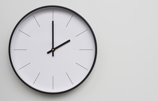 2時をさす時計