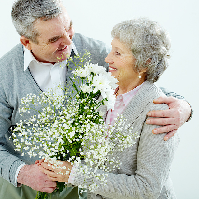 花束を持つ老夫婦