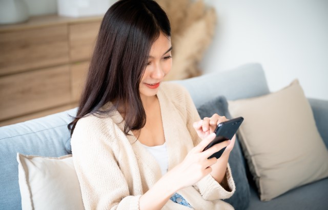 サブスクを解除する女性