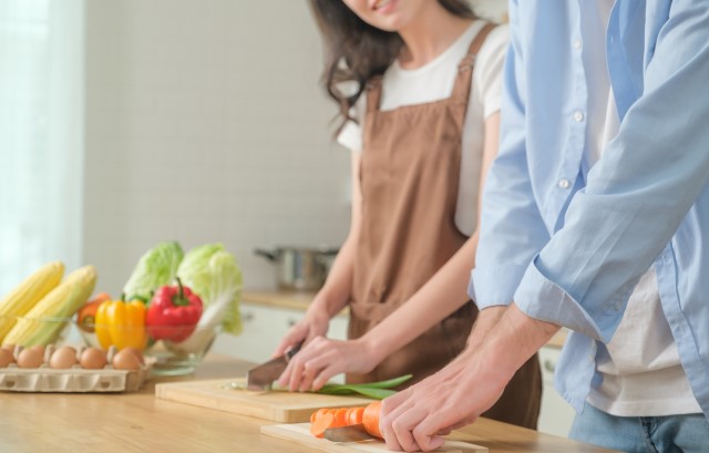 家事をする夫婦