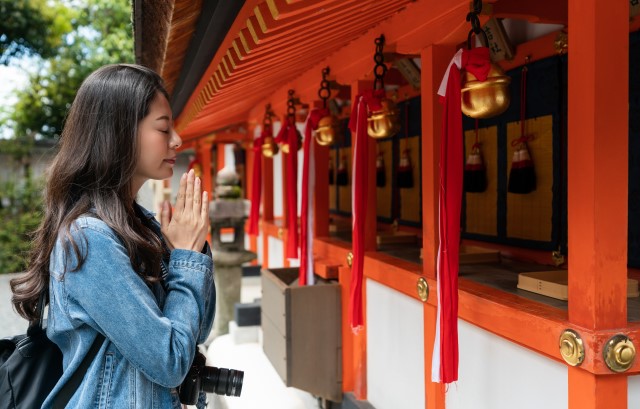 神社にお参りする女性