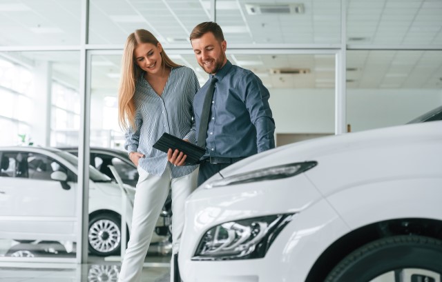 車の購入を検討する女性
