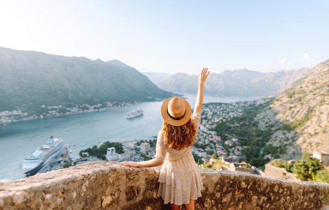 旅行を楽しむ女性