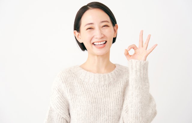 OKマークを作っている女性