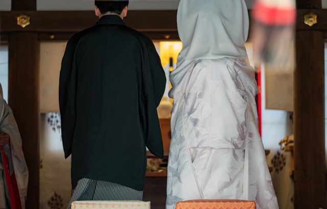 婚礼衣装を着た男女