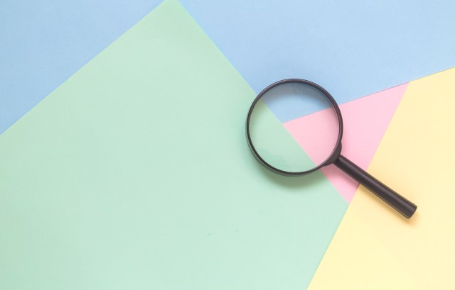 カラフルな背景と虫眼鏡