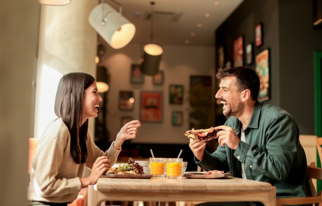 カジュアルなレストランで食事を楽しむ夫婦