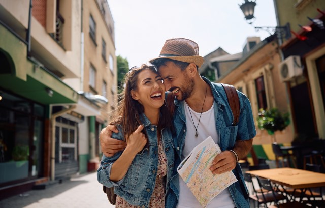 旅行を楽しむ夫婦