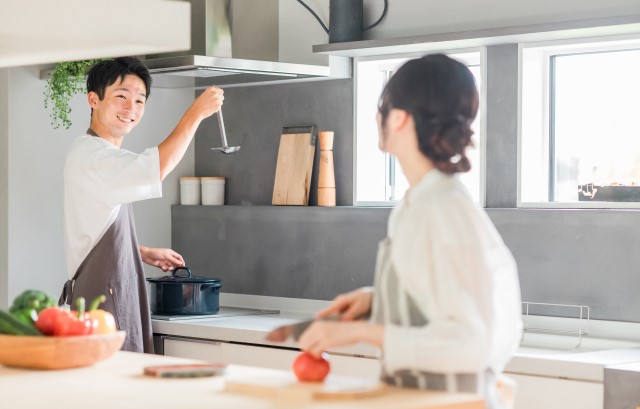 料理を楽しむ夫婦