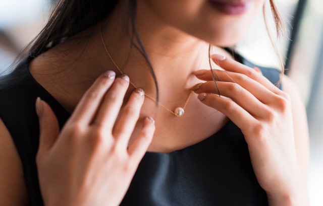 ネックレスをつけた女性