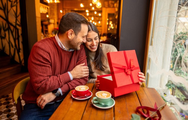 プレゼントを笑顔で確認する夫婦