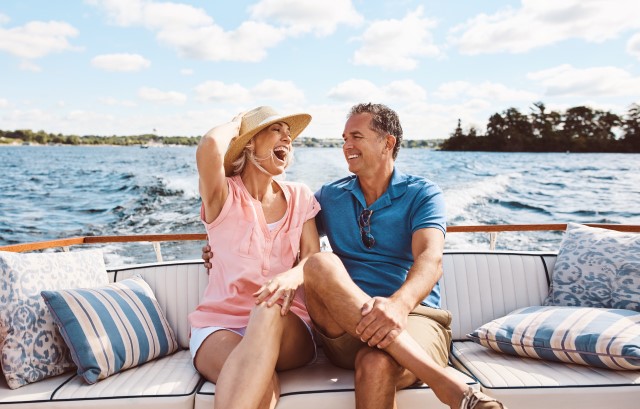 船旅を楽しむ夫婦