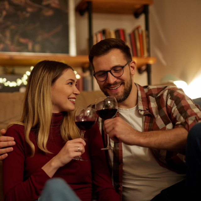 ワインを飲む夫婦