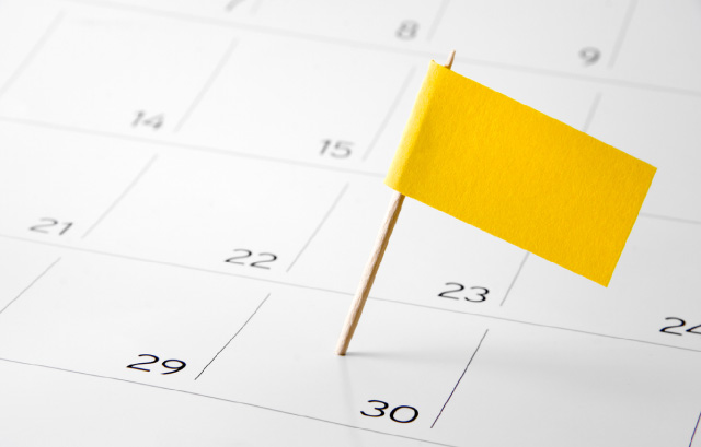 カレンダーに刺さったピン
