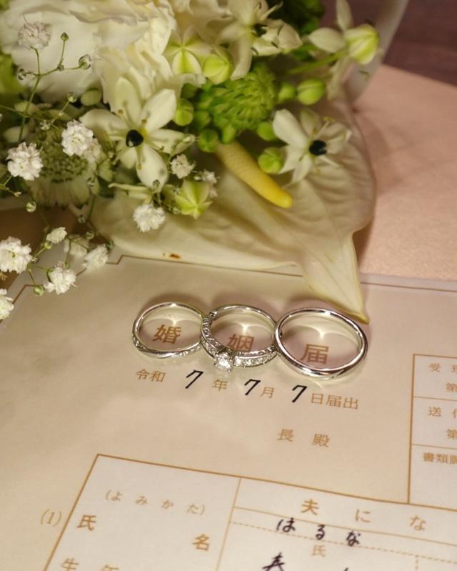 「婚姻届」の文字の上に指輪を置いた写真
