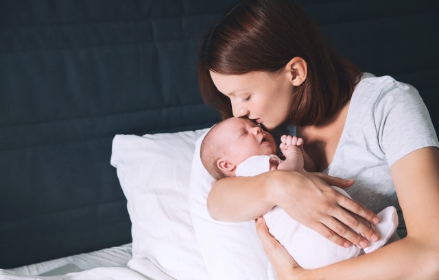 子どもを慈しむ母親