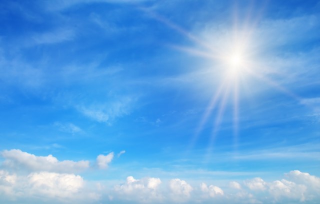 太陽が明るく照らす