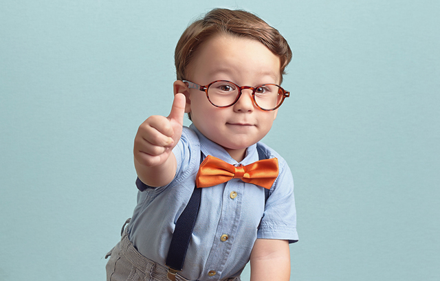グーサインをする男の子