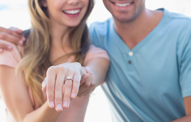 婚約指輪を見せるカップル