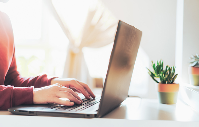 パソコンを打つ様子