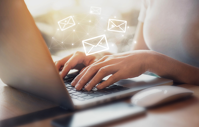 パソコンを打つ様子