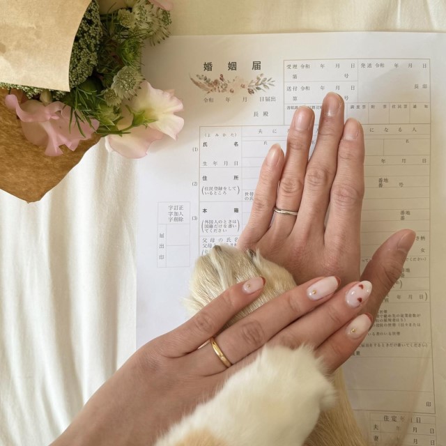 婚姻届に手を添えた入籍フォト