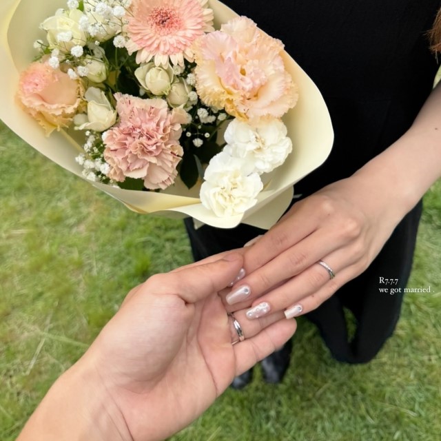 指輪と花束が映った写真