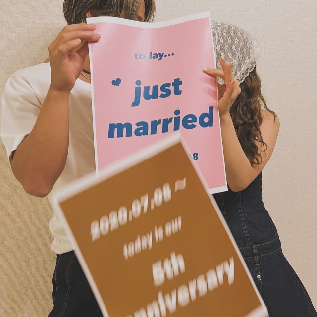 ポスターを使った入籍フォト