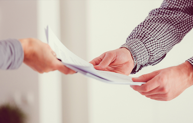 書類を手渡しする様子