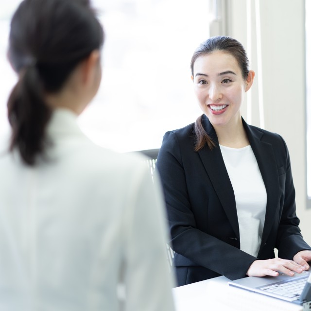 結婚報告をする様子