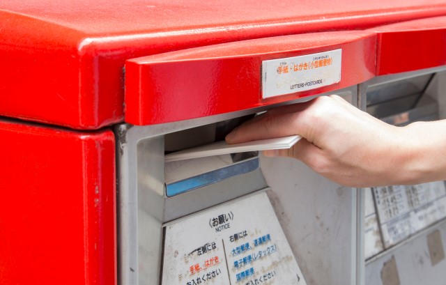 郵便ポストの投函口