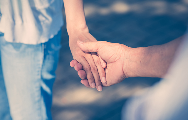 手をつなぐカップル