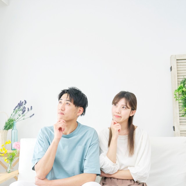 考え事をするカップル