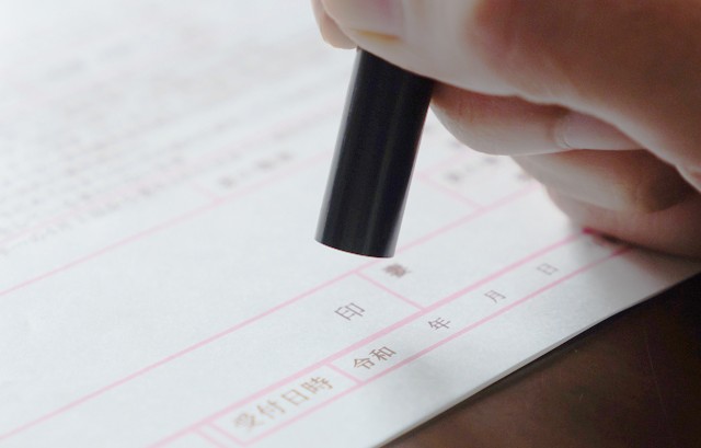 婚姻届に印鑑を押す様子