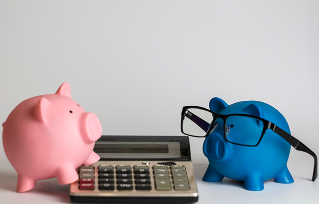 電卓とピンク・青の豚の貯金箱