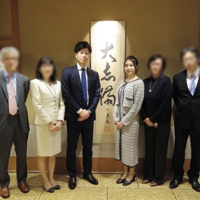 顔合わせの家族写真