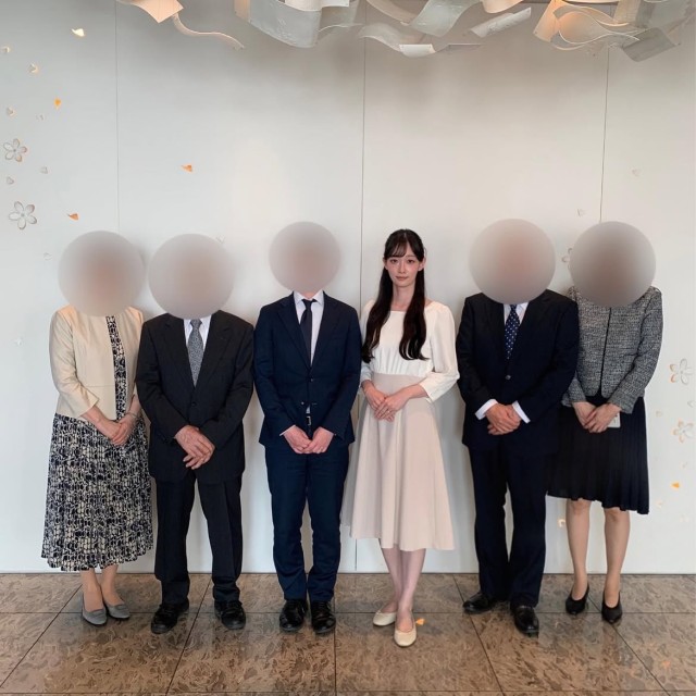 顔合わせの家族写真