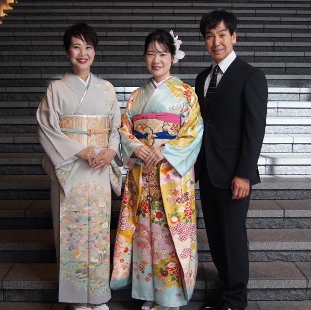 和装の顔合わせの家族写真
