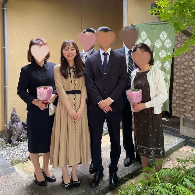 顔合わせの家族写真