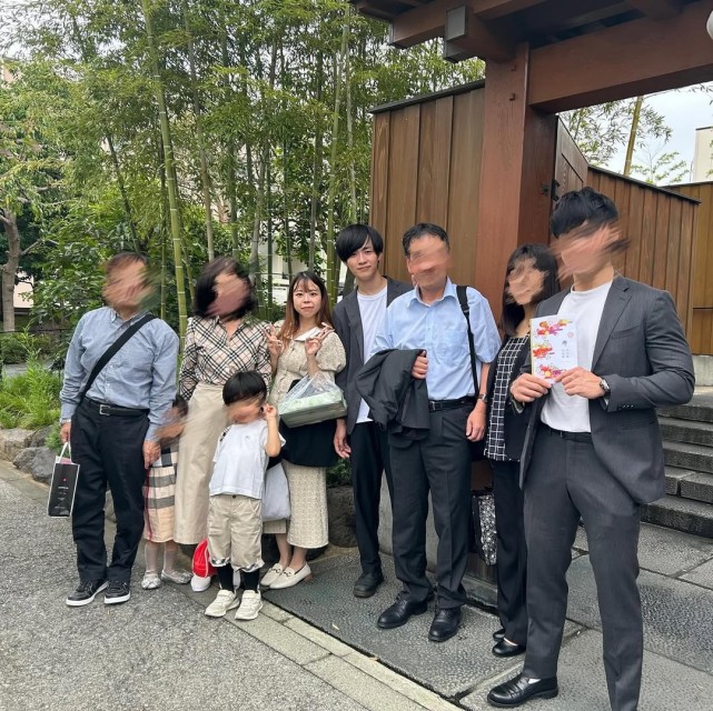 顔合わせの家族写真