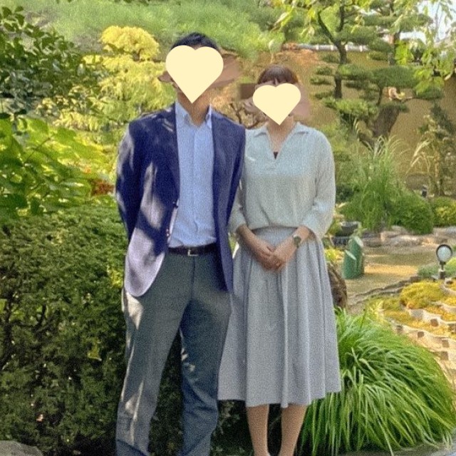 ノーネクタイ＆ジャケパンスタイルの新郎
