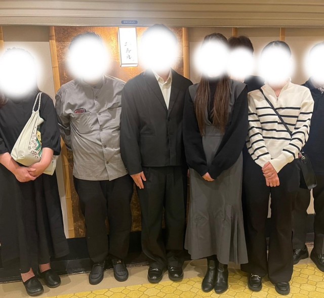 カジュアル素材のワンピースを着た新婦