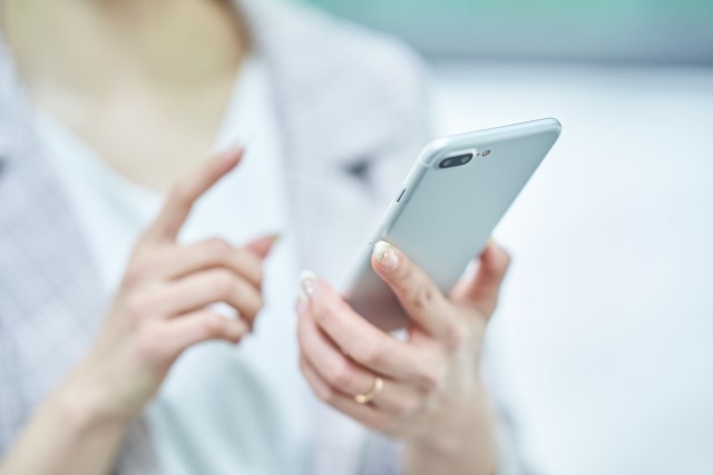 スマホを触る手元